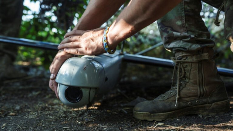 „fetele-sudeaza-minunat-si-sunt-sarguincioase”.-femeile-din-ucraina-se-reconvertesc-profesional-in-producatoare-de-drone