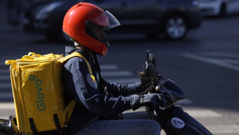 razboiul-din-iran-pune-presiune-pe-piata-muncii-din-romania:-muncitori-blocati,-costuri-in-crestere-si-vize-in-pericol-de-expirare