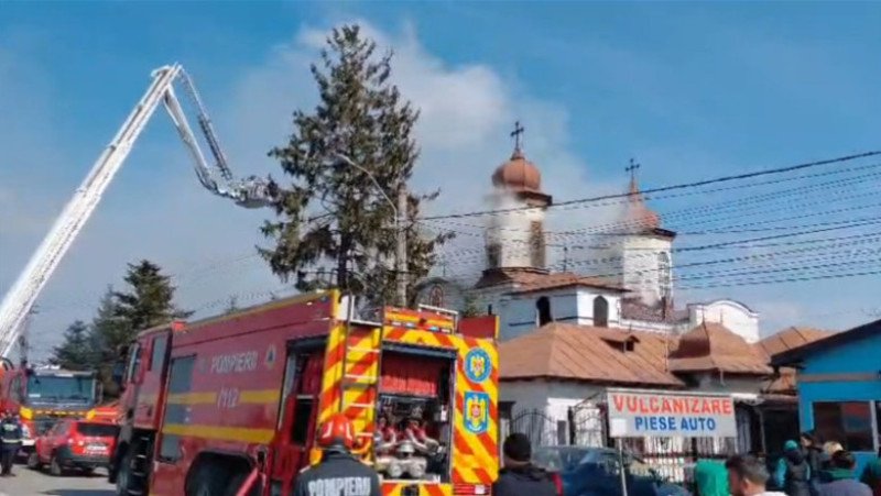 incendiu-puternic-la-o-biserica-din-prahova,-in-timpul-slujbei-de-duminica:-120-de-enoriasi-evacuati.-trafic-restrictionat-pe-dn1 incendiu-puternic-la-o-biserica-din-prahova,-in-timpul-slujbei-de-duminica:-120-de-enoriasi-evacuati.-trafic-restrictionat-pe-dn1