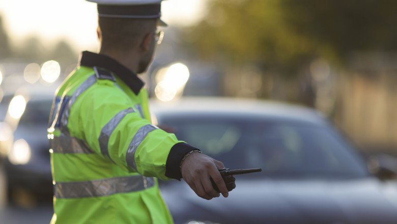 un-barbat-urmarit-international-si-doua-hoate,-prinsi-de-politisti-in-cluj-dupa-ce-au-trecut-cu-masina-pe-rosu-la-semafor un-barbat-urmarit-international-si-doua-hoate,-prinsi-de-politisti-in-cluj-dupa-ce-au-trecut-cu-masina-pe-rosu-la-semafor