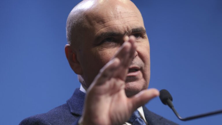 premierul-anunta-noi-reguli-privind-angajarile-la-stat.-cum-va-fi-posibil-cumulul-pensiei-cu-salariul