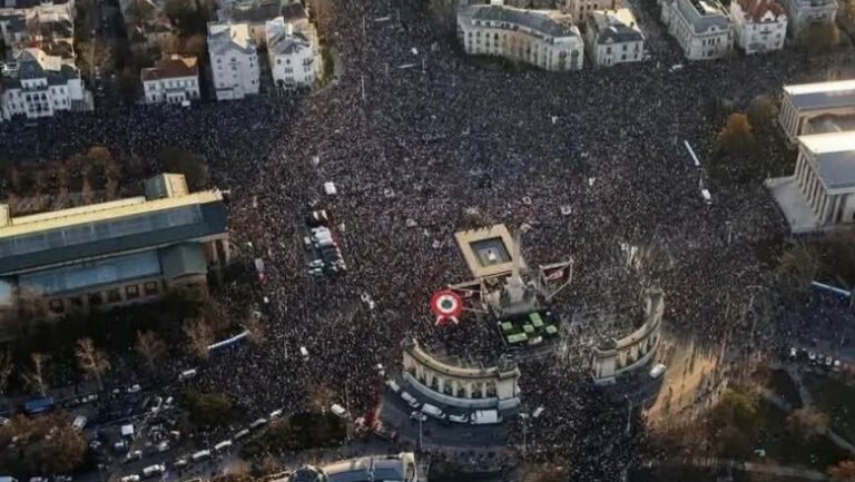 miting-urias-al-opozitiei,-la-budapesta.-„patria-noastra-face-parte-din-comunitatea-europeana,-din-nato”,-a-spus-oponentul-lui-orban
