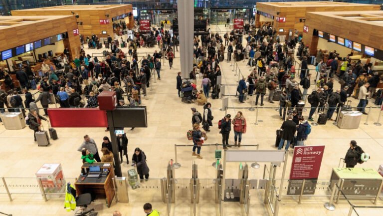 greva-in-germania:-aeroportul-din-berlin,-inchis-temporar-sute-de-zboruri-vor-fi-afectate.-cat-timp-va-dura-interdictia