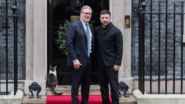 volodimir-zelenski-face-marti-o-vizita-in-marea-britanie.-guvernul-starmer-promite-ca-„nu-va-uita-razboiul-din-europa”
