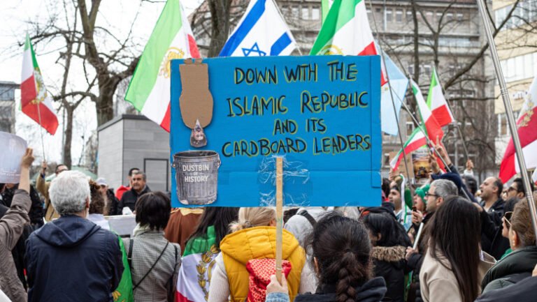 amenintari,-santaj-si-intimidare.-spionii-iranieni-ii-iau-la-tinta-pe-oponentii-regimului-din-occident