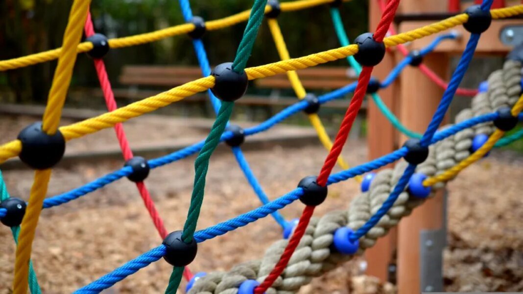 un-copil-a-fost-lovit-pe-un-teren-de-joaca-de-un-glont-provenit-de-la-un-exercitiu-militar