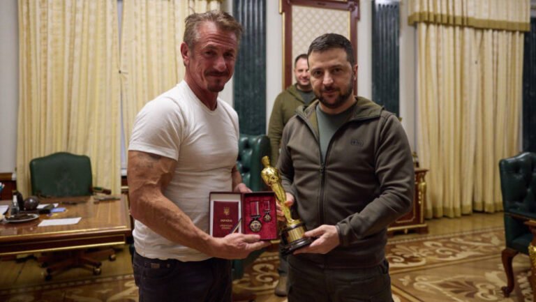 sean-penn-a-primit-in-ucraina-un-oscar-simbolic,-realizat-din-metalul-unui-tren-bombardat-de-rusia