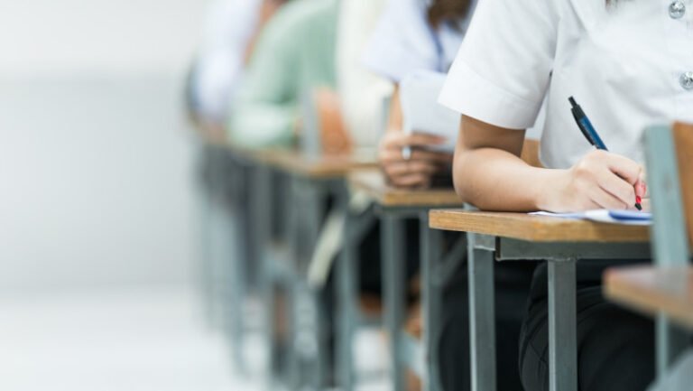 s-a-incheiat-simularea-evaluarii-nationale-2026:-subiecte-si-barem-de-corectare-la-limba-materna.-cand-se-afiseaza-notele-finale