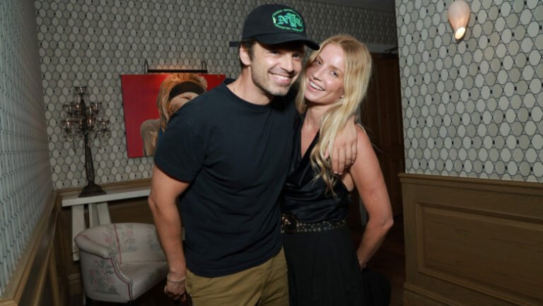 presa-de-la-hollywood:-sebastian-stan-si-annabelle-wallis-se-pregatesc-sa-devina-parinti