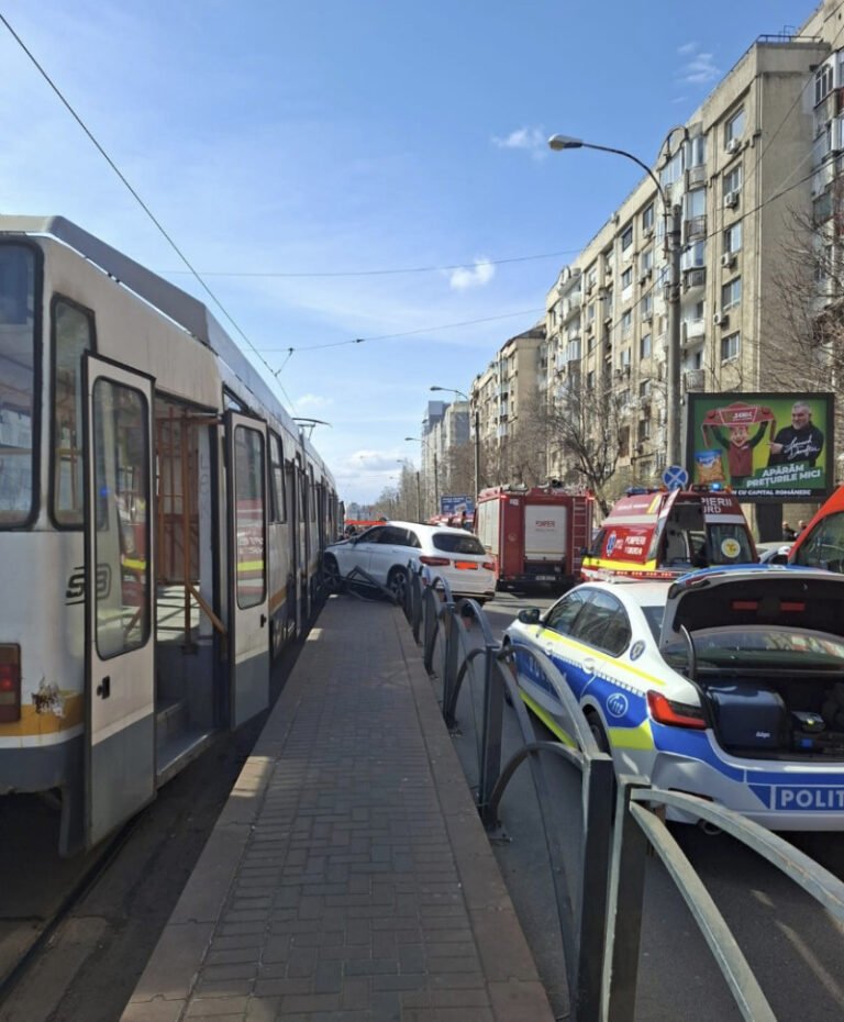 accident-in-bucuresti:-o-masina-a-intrat-in-refugiul-de-tramvai.-doi-pietoni-au-fost-raniti