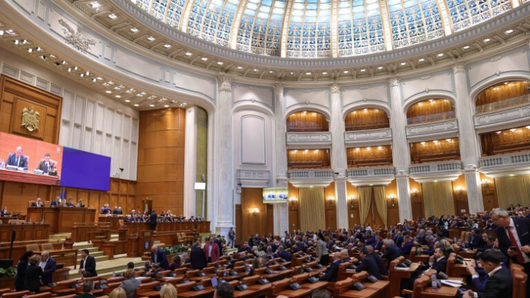 zi-decisiva-pentru-buget:-vot-final-in-parlament,-dupa-negocieri-tensionate-in-coalitie.-premierul-bolojan-participa-la-plenul-reunit