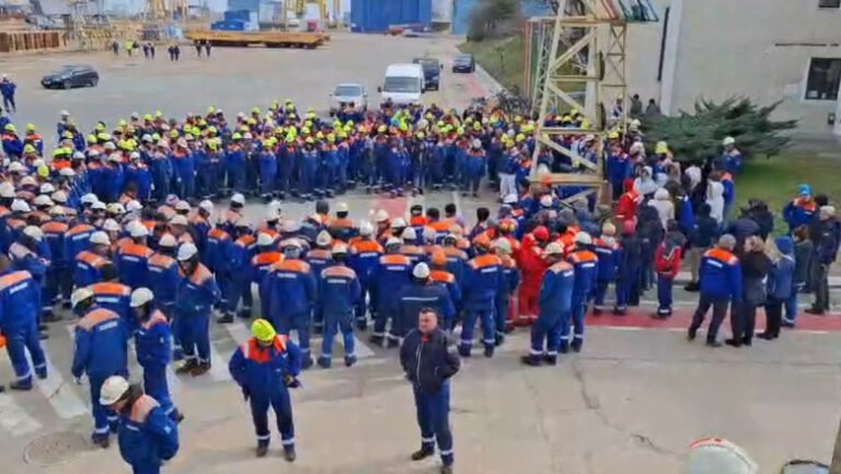 sute-de-angajati-de-la-santierul-naval-mangalia-protesteaza-din-nou:-„hotii!”,-striga-muncitorii-ramasi-fara-salarii-de-trei-luni