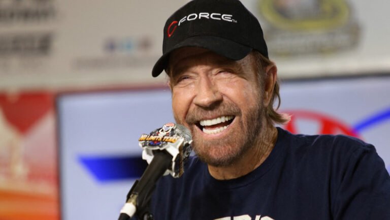 chuck-norris-a-murit.-indragitul-actor-avea-86-de-ani