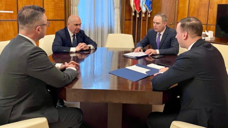 ilie-bolojan,-discutii-cu-alexandru-nazare-si-bogdan-ivan-pentru-reducerea-preturilor-la-carburanti:-„refuz-sa-vand-solutii-populiste”