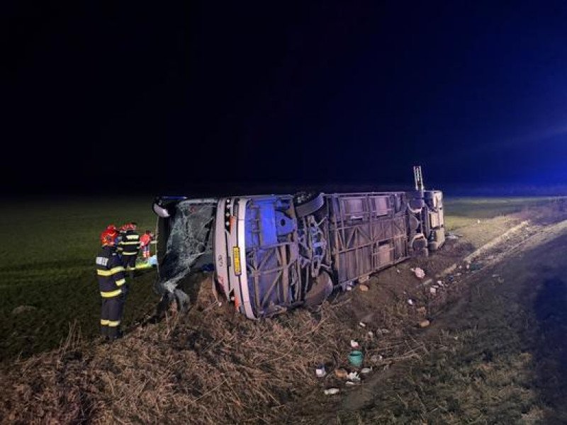 plan-rosu-in-judetul-galati:-un-mort-si-14-raniti-dupa-ce-un-autocar-s-a-rasturnat-pe-de-581