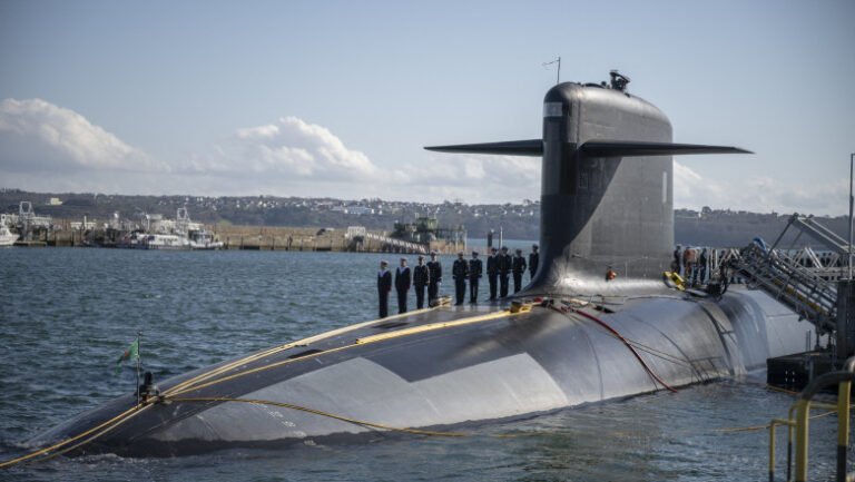 o-romanca-a-fost-pusa-sub-acuzare-in-marea-britanie,-dupa-ce-a-incercat-sa-intre-cu-un-iranian-intr-o-baza-cu-submarine-nucleare