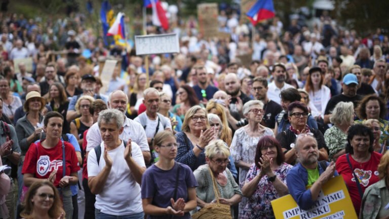 protest-in-cehia:-peste-250000-de-oameni-in-strada.-ce-i-se-reproseaza-premierului-babis:-„nu-vom-permite-ca-viitorul-sa-ne-fie-furat”