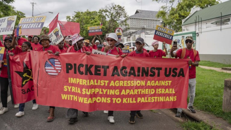 „un-batran-alb,-deranjat-la-cap,-nu-ne-poate-spune-ce-sa-facem”:-proteste-in-africa-de-sud-fata-de-noul-ambasador-trimis-de-trump