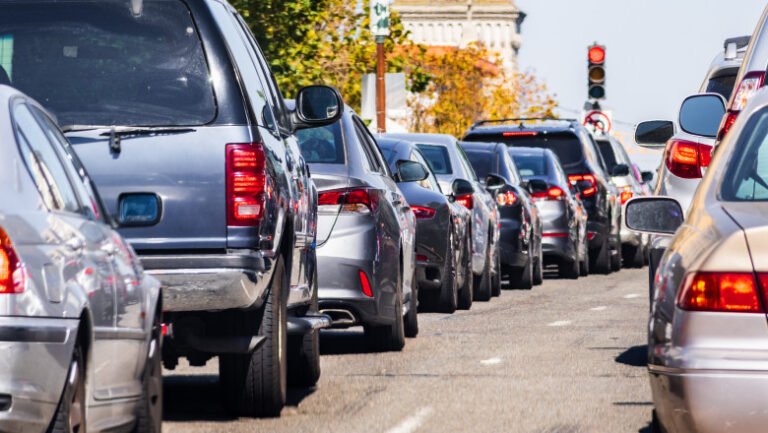 criza-petrolului:-agentia-internationala-pentru-energie-le-cere-oamenilor-sa-lucreze-de-acasa-si-sa-calatoreasca-mai-putin-cu-avionul