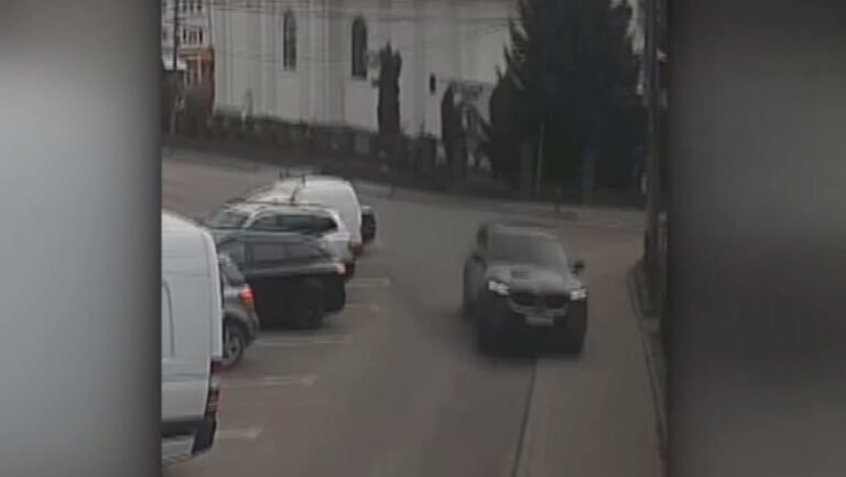 accident-la-falticeni:-patru-raniti-dupa-ce-o-masina-a-intrat-in-oameni-pe-trotuar-si-a-ricosat-in-alta-parcata.-imagini-dramatice