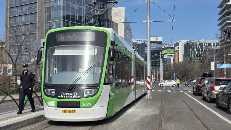 femeie-lovita-de-tramvai-in-bucuresti,-dupa-ce-ar-fi-traversat-pe-rosu.-circulatia-liniei-5,-blocata femeie-lovita-de-tramvai-in-bucuresti,-dupa-ce-ar-fi-traversat-pe-rosu.-circulatia-liniei-5,-blocata