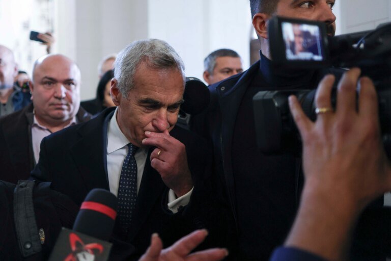 secretele-insulei-ada-kaleh,-scufundata-in-dunare.-„oamenii-dorm-in-catacombe-si-scotocesc-nopti-intregi-dupa-comori”