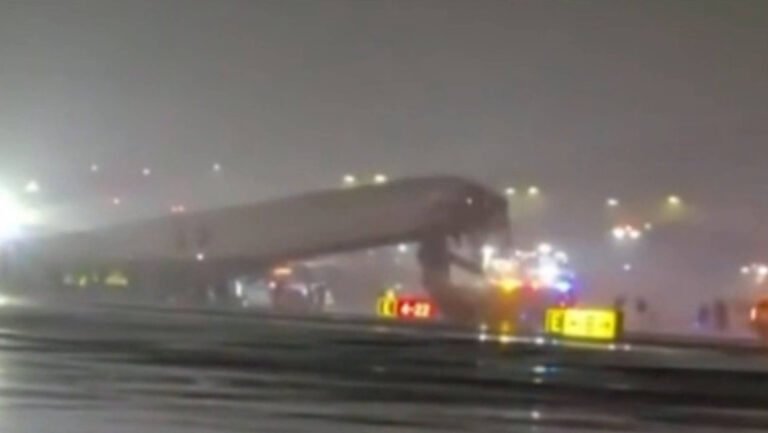 accident-pe-pista-aeroportului-laguardia-din-new-york:-patru-raniti-dupa-ce-un-avion-a-lovit-un-vehicul