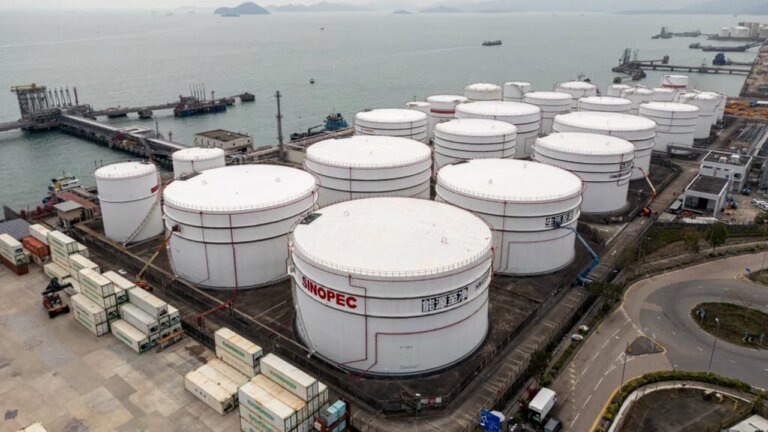 pretul-petrolului-fluctueaza-puternic-pe-fondul-amenintarilor-dintre-trump-si-iran