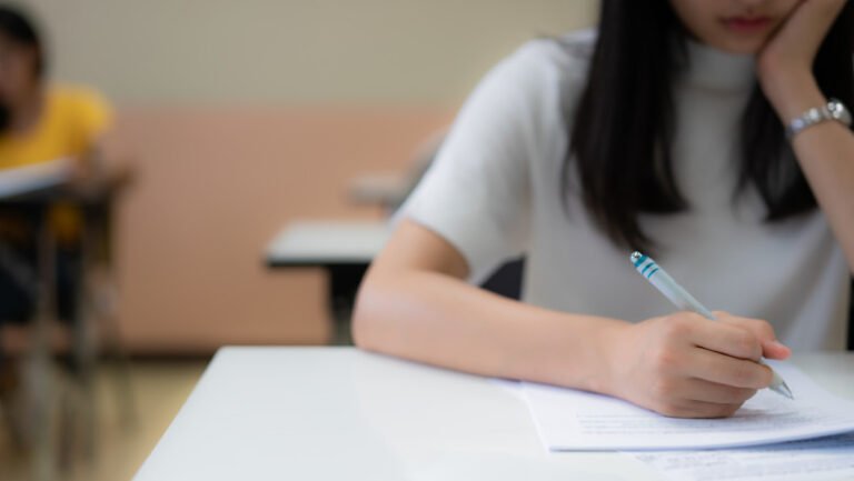 subiecte-simulare-bacalaureat-2026:-elevii-sustin-astazi-proba-scrisa-la-limba-romana.-cum-se-desfasoara-examenul