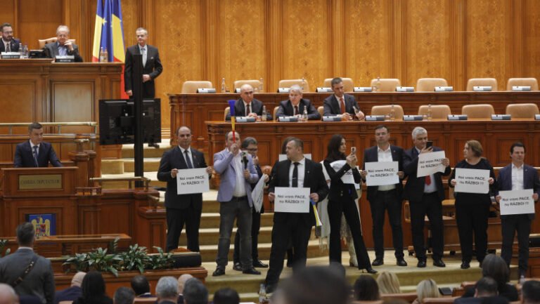 trei-deputati-ai-partidului-sos,-indemnizatie-redusa-cu-50-%-pe-trei-luni-pentru-scandalul-din-plen