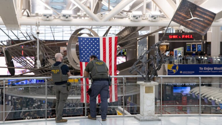 criza-in-transportul-aerian-din-sua:-agenti-ice-trimisi-pe-14-aeroporturi-pe-fondul-blocajului-bugetar