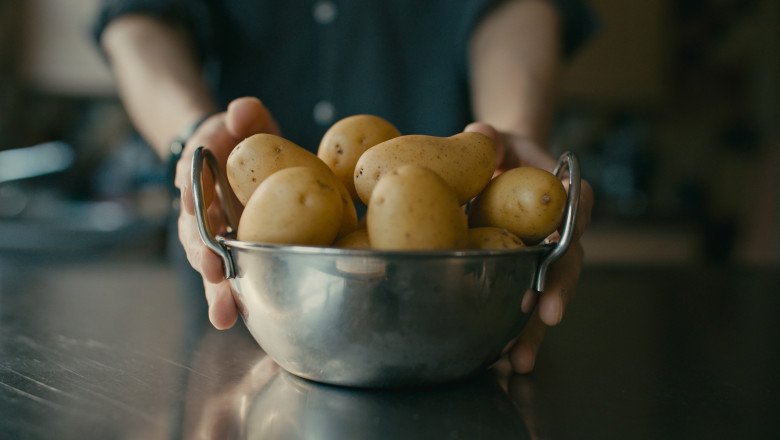 au-aparut-primii-cartofi-noi-romanesti-in-piete-si-supermarketuri-pretul-e-cu-40%-mai-mare-decat-anul-trecut.-cat-costa-kilogramul au-aparut-primii-cartofi-noi-romanesti-in-piete-si-supermarketuri-pretul-e-cu-40%-mai-mare-decat-anul-trecut.-cat-costa-kilogramul