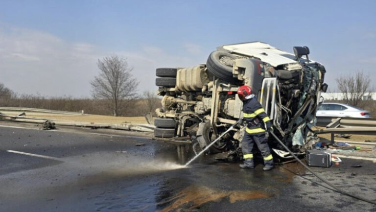 accident-pe-a1-bucuresti-–-pitesti:-un-camion-cu-nisip-s-a-rasturnat-la-kilometrul-24,-traficul-este-ingreunat-pe-ambele-sensuri