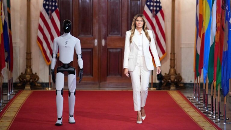 partenera-lui-nicusor-dan,-martora-la-o-premiera-in-sua:-melania-trump-a-pasit-pe-covorul-rosu-alaturi-de-un-robot-umanoid