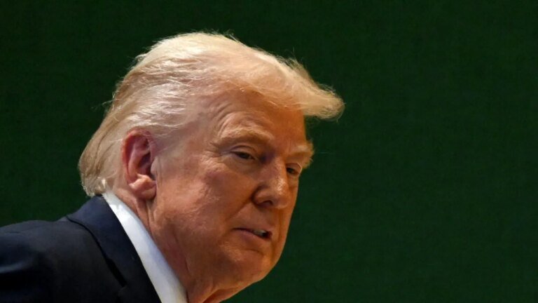 trump-este-acuzat-ca-a-aratat-o-harta-clasificata-pasagerilor-unui-zbor-privat