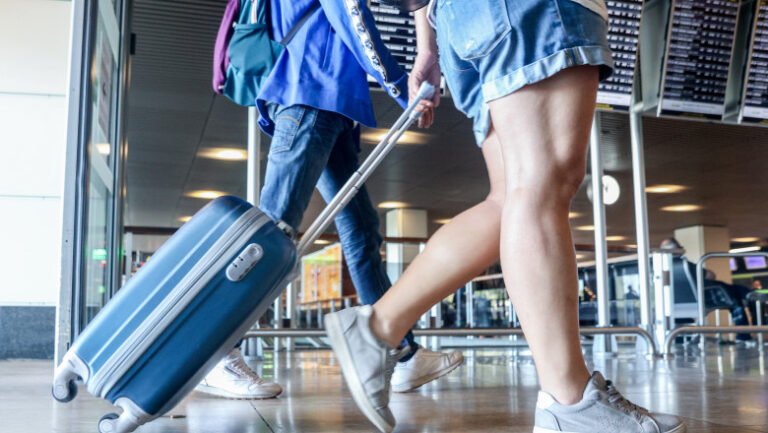 cand-e-cel-mai-bine-sa-ne-rezervam-biletele-de-avion-pentru-vacanta?-sfaturi-de-la-experti,-dupa-explozia-pretului-la-petrol