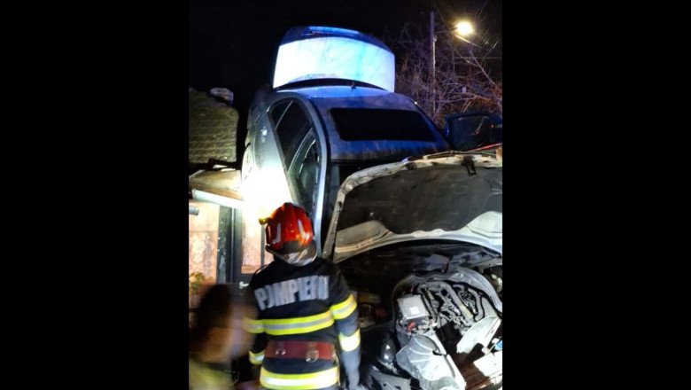 un-autoturism-a-iesit-de-pe-sosea-si-a-ajuns-pe-acoperisul-unei-case,-intr-o-localitate-din-prahova un-autoturism-a-iesit-de-pe-sosea-si-a-ajuns-pe-acoperisul-unei-case,-intr-o-localitate-din-prahova