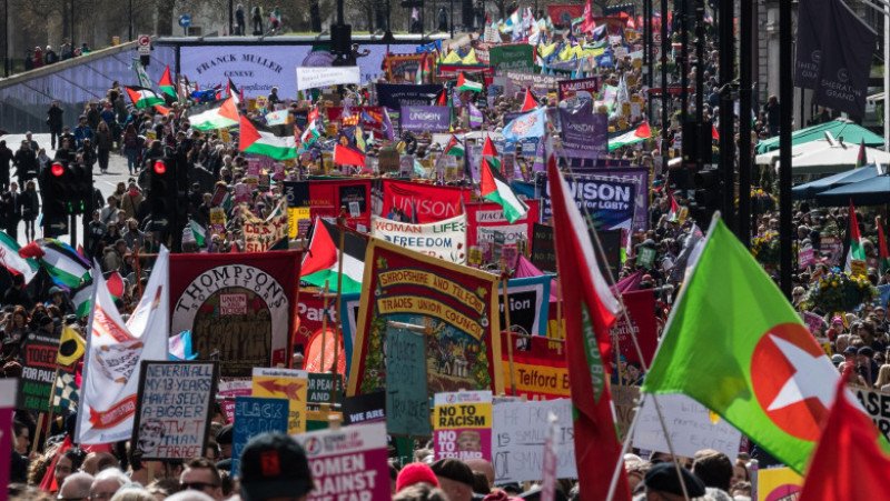 protest-masiv-la-londra-impotriva-extremei-drepte.-organizatorii-anunta-jumatate-de-milion-de-oameni,-estimari-mai-mici-ale-politiei protest-masiv-la-londra-impotriva-extremei-drepte.-organizatorii-anunta-jumatate-de-milion-de-oameni,-estimari-mai-mici-ale-politiei