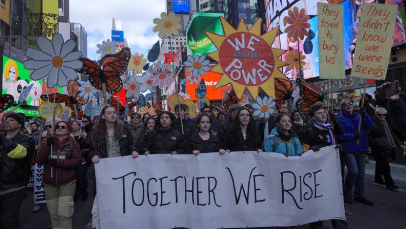 peste-8-milioane-de-oameni-au-protestat-in-sua-impotriva-lui-donald-trump.-manifestatii-in-toate-cele-50-de-state