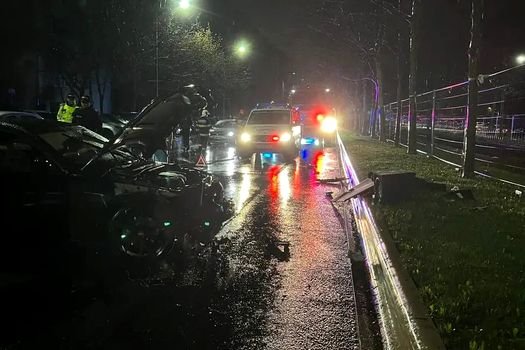 opt-masini-parcate-in-capitala,-lovite-de-un-vehicul-scapat-de-sub-control