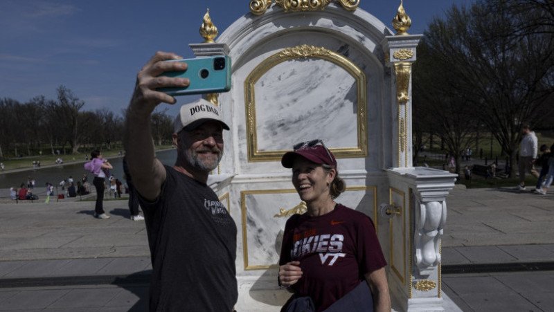 o-toaleta-aurie,-in-apropierea-memorialului-lincoln,-ca-ironie-la-adresa-renovarilor-ordonate-de-donald-trump-la-casa-alba o-toaleta-aurie,-in-apropierea-memorialului-lincoln,-ca-ironie-la-adresa-renovarilor-ordonate-de-donald-trump-la-casa-alba