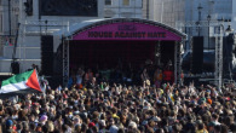 Sute de mii de persoane au participat sâmbătă la un protest în centrul Londrei împotriva extremei drepte, organizat de Together Alliance, pe fondul tensiunilor legate de discursul anti-imigrație și mobilizarea grupărilor radicale. Foto Profimedia | Poza 2 din 9