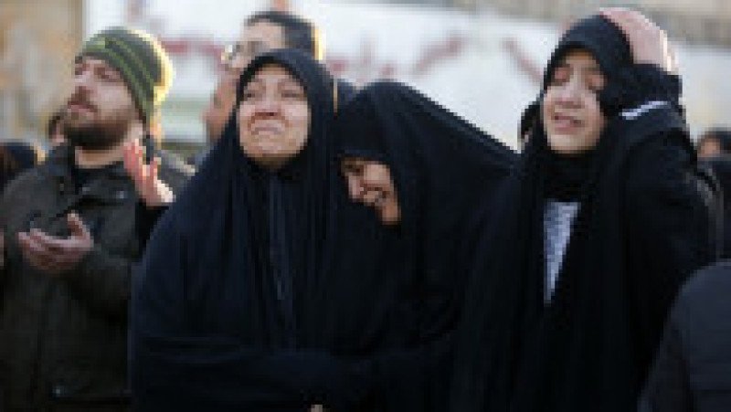 Oamenii se adună pentru a organiza o demonstrație după anunțul că liderul iranian Ayatollah Ali Khamenei a fost ucis în atacurile americane-israeliene din Teheran, Iran, pe 1 martie 2026. O mulțime numeroasă s-a adunat în Piața Enghelab (Revoluției) din capitala Teheran, scandând sloganuri anti-SUA și anti-Israel, în timp ce fluturau steaguri iraniene și postere cu Khamenei. Foto: Profimedia | Poza 2 din 5