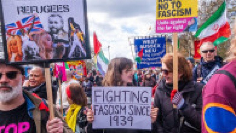 Sute de mii de persoane au participat sâmbătă la un protest în centrul Londrei împotriva extremei drepte, organizat de Together Alliance, pe fondul tensiunilor legate de discursul anti-imigrație și mobilizarea grupărilor radicale. Foto Profimedia | Poza 4 din 9