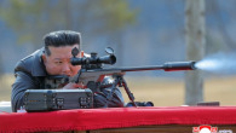 Liderul nord-coreean Kim Jong-un trage cu o nouă pușcă cu lunetă Foto: Profimedia | Poza 3 din 7