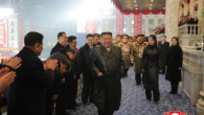 Liderul nord-coreean Kim Jong-un și fiica sa, Kim Ju-ae, la parada militară organizată cu ocazia celui de-al 9-lea Congres al Partidului Muncitorilor din Coreea, în Piața Kim Il-ung din Phenian. Foto: Profimedia | Poza 5 din 8