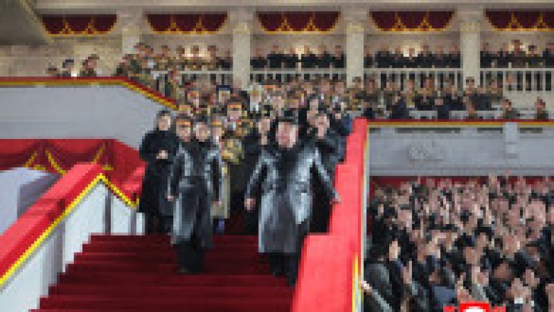 Liderul nord-coreean Kim Jong-un și fiica sa, Kim Ju-ae, la parada militară organizată cu ocazia celui de-al 9-lea Congres al Partidului Muncitorilor din Coreea, în Piața Kim Il-ung din Phenian. Foto: Profimedia | Poza 6 din 8