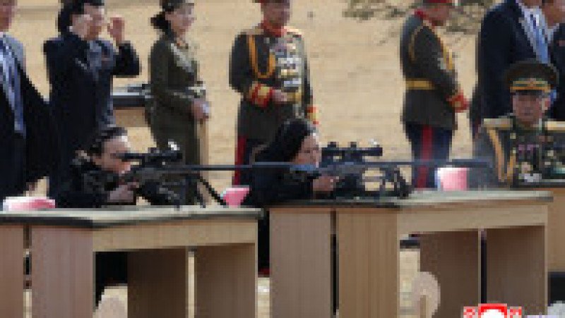 Kim Yo-jong (stânga), sora lui Kim Jong-un, și alți oficiali militari, testează puști cu lunetă. Foto: Profimedia | Poza 6 din 7