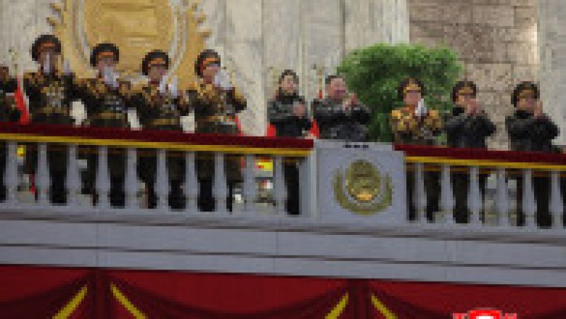 Liderul nord-coreean Kim Jong-un și fiica sa, Kim Ju-ae, la parada militară organizată cu ocazia celui de-al 9-lea Congres al Partidului Muncitorilor din Coreea, în Piața Kim Il-ung din Phenian. Foto: Profimedia | Poza 3 din 8