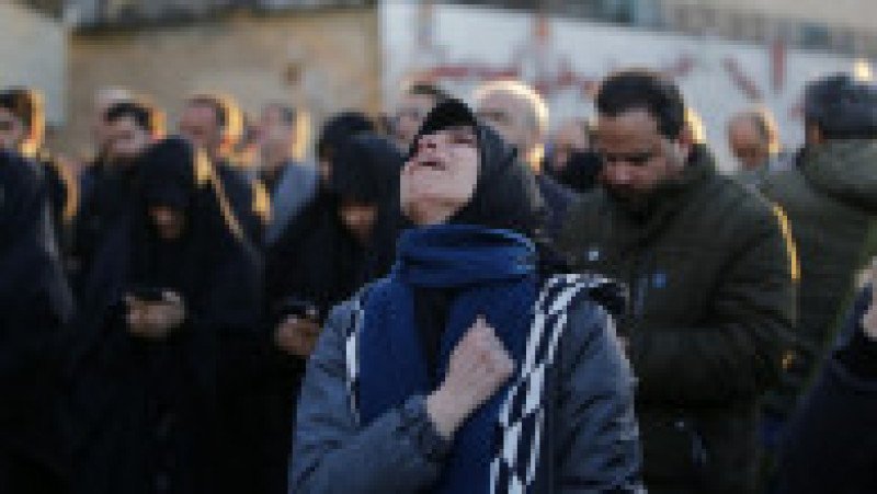 Oamenii se adună pentru a organiza o demonstrație după anunțul că liderul iranian Ayatollah Ali Khamenei a fost ucis în atacurile americane-israeliene din Teheran, Iran, pe 1 martie 2026. O mulțime numeroasă s-a adunat în Piața Enghelab (Revoluției) din capitala Teheran, scandând sloganuri anti-SUA și anti-Israel, în timp ce fluturau steaguri iraniene și postere cu Khamenei. Foto: Profimedia | Poza 3 din 5